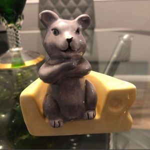 salt and peppers shakers mouse and cheese